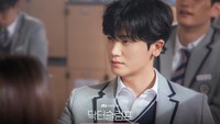 Park Hyung Sik memerankan karakter Yeo Jung Woo. Dia adalah murid pintar dan selalu ingin jadi yang terbaik. Namun di sekolah dia punya saingan. (Foto: dok. JTBC)