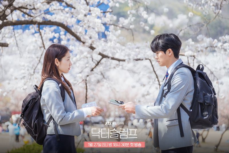 Foto adegan drama Korea JTBC Doctor Slump, diperankan Park Shin Hye dan Park Hyung Sik. Drama Korea ini mulai tayang 27 Januari 2024.