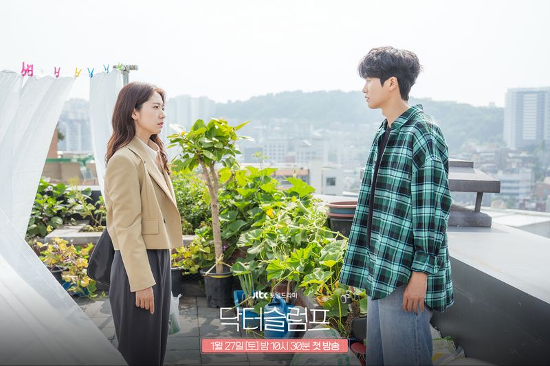 Foto adegan drama Korea JTBC Doctor Slump, diperankan Park Shin Hye dan Park Hyung Sik. Drama Korea ini mulai tayang 27 Januari 2024.