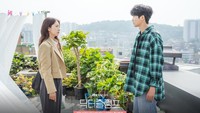 Ketegangan masih terasa di awal-awal pertemuan Nam Ha Neul dan Yeo Jung Woo setelah mereka memasuki dunia kerja. Mereka bertemu di titik terendah dalam hidup kala itu. (Foto: dok. JTBC)