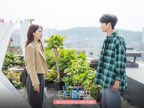 Foto adegan drama Korea JTBC Doctor Slump, diperankan Park Shin Hye dan Park Hyung Sik. Drama Korea ini mulai tayang 27 Januari 2024.