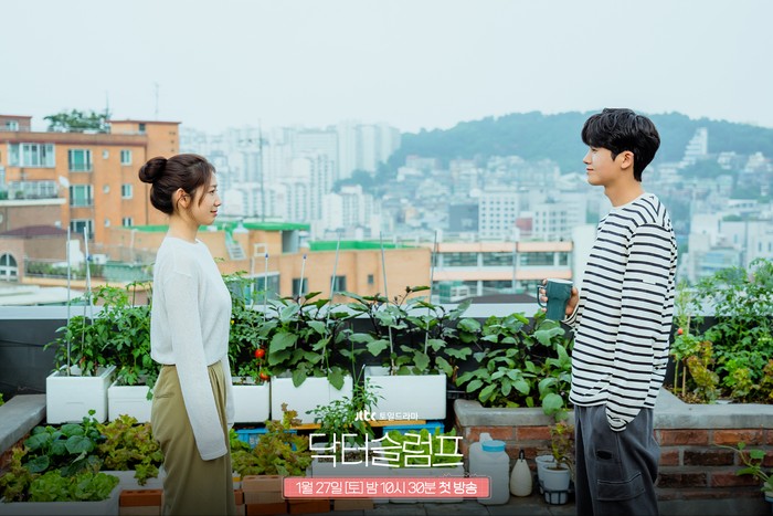 Doctor Slump Foto adegan drama Korea JTBC Doctor Slump, diperankan Park Shin Hye dan Park Hyung Sik. Drama Korea ini mulai tayang 27 Januari 2024.