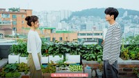 Namun berangsur-angsur hubungan tersebut berubah hangat, tampak dari perbedaan air wajah keduanya di foto ini. Apa yang sebenarnya terjadi? Doctor Slump akan tayang mulai 27 Januari 2024 di JTBC dan Netflix. (Foto: dok. JTBC)