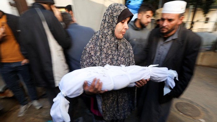 Duka di Negeri Anbiya, Anak Gaza Terus Jadi Korban Serangan Israel SENSITIVE MATERIAL. THIS IMAGE MAY OFFEND OR DISTURB Mourners gather next to bodies of Palestinian children killed in an Israeli strike, amid the ongoing conflict between Israel and the Palestinian Islamist group Hamas, at Abu Yousef al-Najjar hospital in Rafah, in the southern Gaza Strip, January 11, 2024. REUTERS/Mohammed Salem
