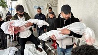 Para pelayat membawa jenazah anak-anak Palestina yang tewas akibat serangan Israel di Rafah, di selatan Jalur Gaza 13 Desember 2023.