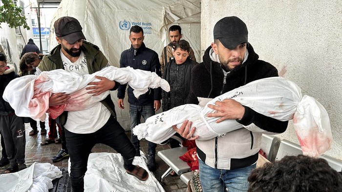Duka di Negeri Anbiya, Anak Gaza Terus Jadi Korban Serangan Israel SENSITIVE MATERIAL. THIS IMAGE MAY OFFEND OR DISTURB Mourners gather next to bodies of Palestinian children killed in an Israeli strike, amid the ongoing conflict between Israel and the Palestinian Islamist group Hamas, at Abu Yousef al-Najjar hospital in Rafah, in the southern Gaza Strip, January 11, 2024. REUTERS/Mohammed Salem
