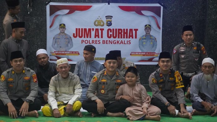 Foto: Kapolres Bimo bersama jajaran saat mendengar curhatan jemaah (Dok Polres Bengkalis)