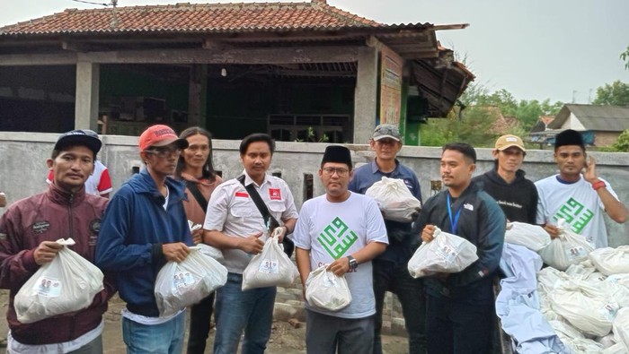 Gabungan relawan Prabowo Subianto-Gibran Rakabuming Raka mendatangi masyarakat terdampak banjir di Desa Karangligar, Telukjambe Barat, Karawang (dok. ist)
