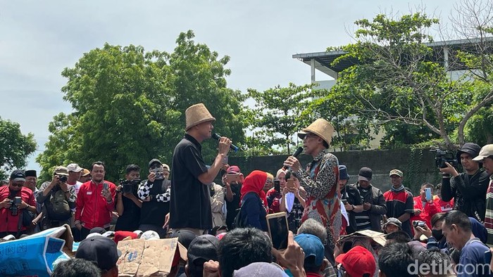 Ganjar berdialog dengan petani tebu di Nganjuk