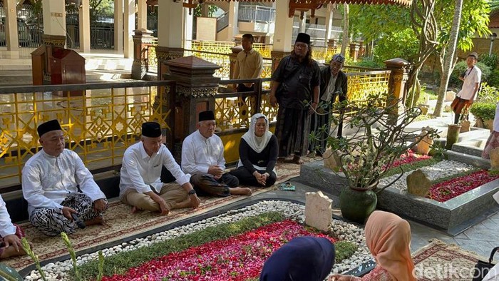 Ganjar didampingi Yenny Wahid ziarah ke makam Gus Dur di Jawa Timur.