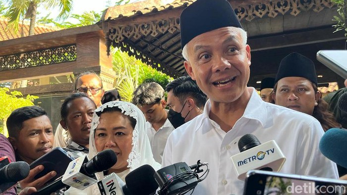 Ganjar Pranowo usai ziarah ke Makam Gus Dur, di Tebuireng, Jawa Timur.