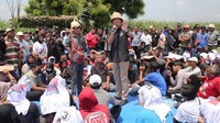 Hal itu disampaikan Ganjar saat bertemu dengan petani tebu di Lapangan Klinter, Nganjuk, Jawa Timur, Jumat (12/1/2024). Mulanya, seorang petani tebu bernama Yahya meminta Ganjar untuk memperhatikan bibit tebu.