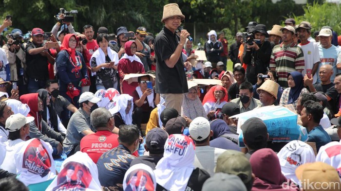 Ganjar Tampung Curhat Petani Tebu di Nganjuk soal Bibit-Impor Gula