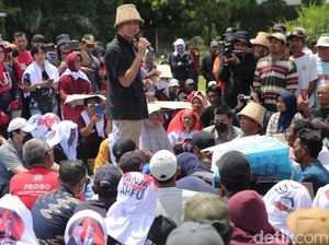 Ganjar Tampung Curhat Petani Tebu di Nganjuk soal Bibit-Impor Gula