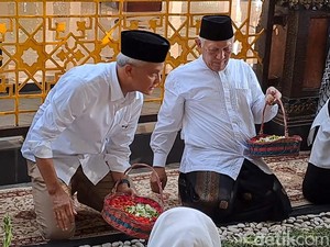 Ganjar Ingat soal Ini Saat Lihat Nisan 4 Bahasa di Makam Gus Dur