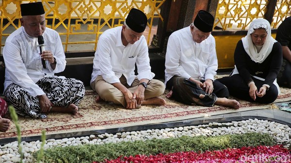 Momen Ganjar Ziarah Makam KH Hasyim Asyari dan Gus Dur