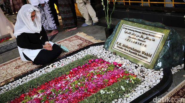 Capres nomor urut 3 Ganjar Pranowo berziarah ke makam pendiri NU KH Hasyim Asy'ari dan makam Presiden ke-4 RI KH Abdurrahman Wahid atau Gus Dur, Jumat (12/1/2024).