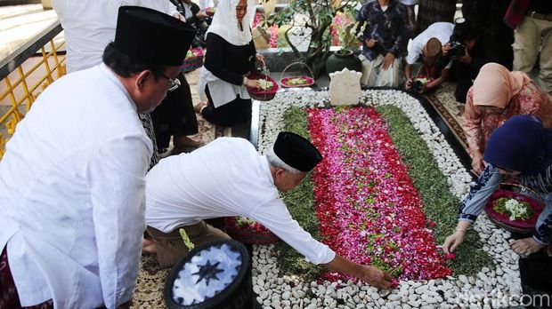 Capres nomor urut 3 Ganjar Pranowo berziarah ke makam pendiri NU KH Hasyim Asy'ari dan makam Presiden ke-4 RI KH Abdurrahman Wahid atau Gus Dur, Jumat (12/1/2024).