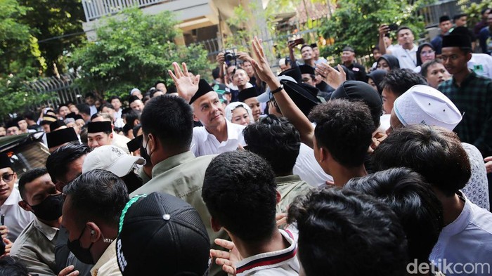 Ganjar Ziarah Makam KH Hasyim Asy'ari dan Gus Dur Capres nomor urut 3 Ganjar Pranowo berziarah ke makam pendiri NU KH Hasyim Asy'ari dan makam Presiden ke-4 RI KH Abdurrahman Wahid atau Gus Dur, Jumat (12/1/2024).