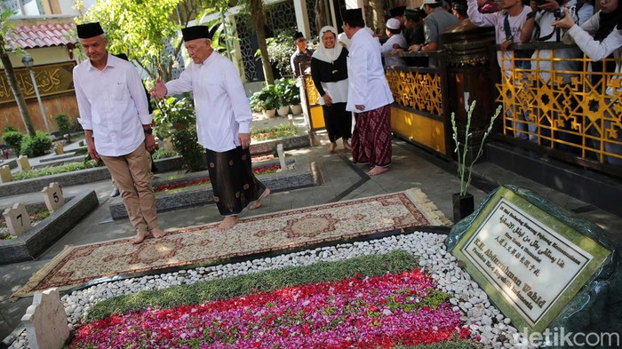 Capres nomor urut 3 Ganjar Pranowo berziarah ke makam pendiri NU KH Hasyim Asy'ari dan makam Presiden ke-4 RI KH Abdurrahman Wahid atau Gus Dur, Jumat (12/1/2024).