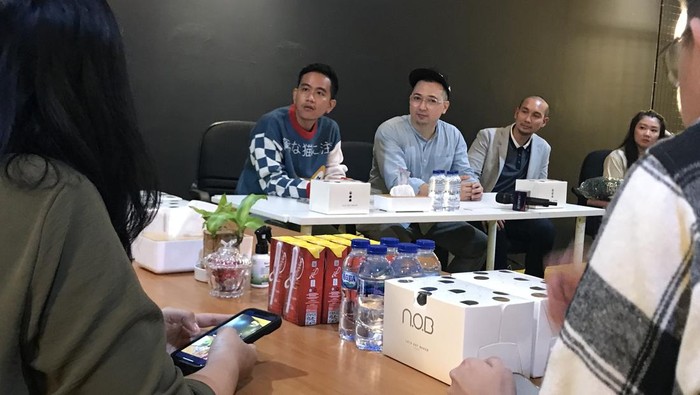 Gibran Rakabuming mengunjungi kantor agensi digital UMKM, Social Bread, dan berdiskusi dengan pendirinya, Edho Zell.