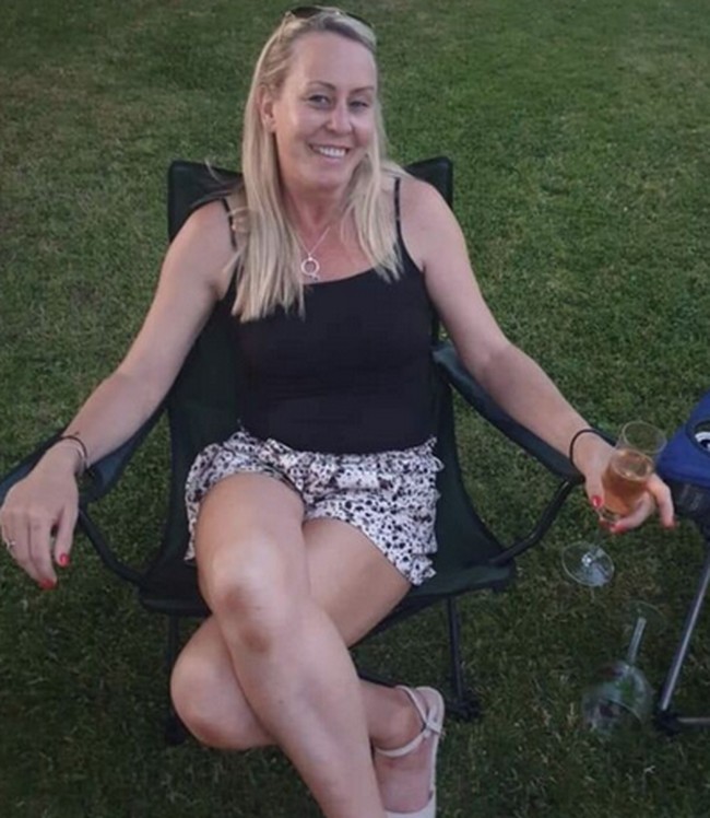 Penyanyi asal Inggris itu kini telah membatalkan kontraknya dalam pekerjaan untuk fokus pada merawat kedua putrinya yang masih kecil. Pasangan ini menikah selama 17 tahun setelah bertemu dua dekade lalu ketika Gill tinggal di rumah ibu James sebagai pengontrak. Foto: dok. Facebook