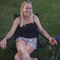 Penyanyi asal Inggris itu kini telah membatalkan kontraknya dalam pekerjaan untuk fokus pada merawat kedua putrinya yang masih kecil. Pasangan ini menikah selama 17 tahun setelah bertemu dua dekade lalu ketika Gill tinggal di rumah ibu James sebagai pengontrak. Foto: dok. Facebook