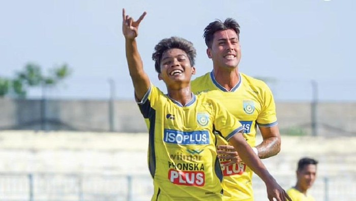 Gresik United vs Persipal Palu Grup Z babak 12 besar Liga 2