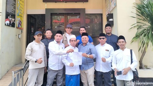 Pengurus NWDI Kota Mataram ramai-ramai melaporkan salah satu habib asal Kota Mataram, Jumat (12/1/2024. (Ahmad Viqi/detikBali).