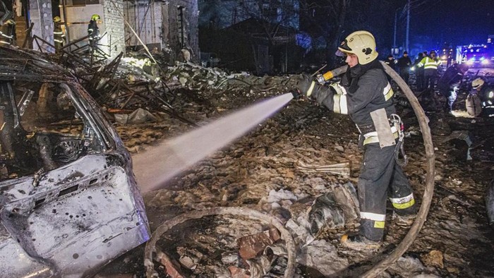 Hotel di Kharkiv Ukraina Hancur Dirudal Rusia, 11 Orang Terluka In this photo provided by the Ukrainian Emergency Service, a firefighter works to extinguish a fire after a Russia's missile attack that hit a hotel in Kharkiv, Ukraine, late Wednesday, Jan. 10, 2024. (Ukrainian Emergency Service via AP)