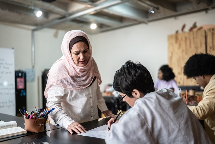 Guru muslim mengajar di kelas.