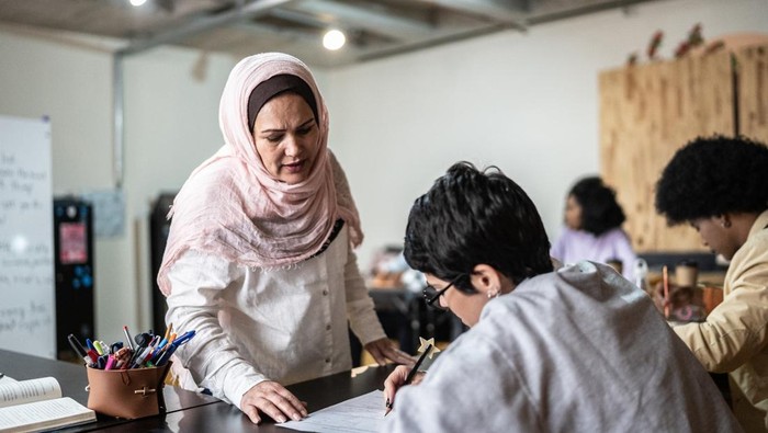 Guru muslim mengajar di kelas.