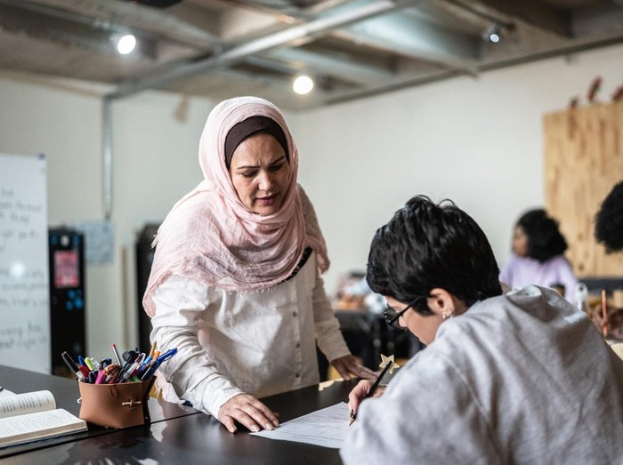 Guru muslim mengajar di kelas.
