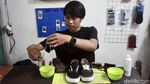 Geliat Jasa Cuci Sepatu di Musim Hujan, Solusi Tangkal Kaki Bau dan Jamuran
