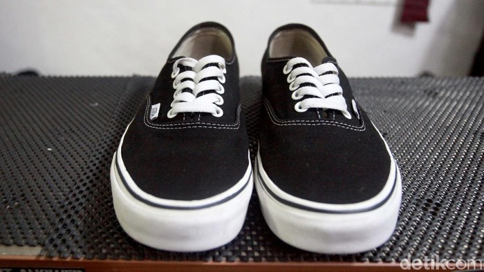 Sepatu basah karena kehujanan bisa menyebabkan bau kaki dan gatal-gatal. Begini cara membersihkan sepatu agar tidak bau dan berjamur.