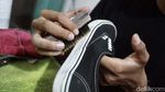 Geliat Jasa Cuci Sepatu di Musim Hujan, Solusi Tangkal Kaki Bau dan Jamuran