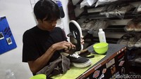 Kesalahan yang sering dilakukan saat membersihkan sepatu adalah memakai deterjen cuci baju. Salah, justru bikin sepatu gampang rusak lho.  