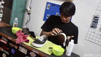 Lainnya, ada juga masyarakat yang terbiasa menggunakan deterjen sabun pencuci baju untuk membersihkan sepatu. Padahal menurut Tomo, produk deterjen justru bisa membuat sepatu cepat rusak meskipun sekilas terlihat efektif membersihkan sepatu dari noda bekas cipratan hujan.  