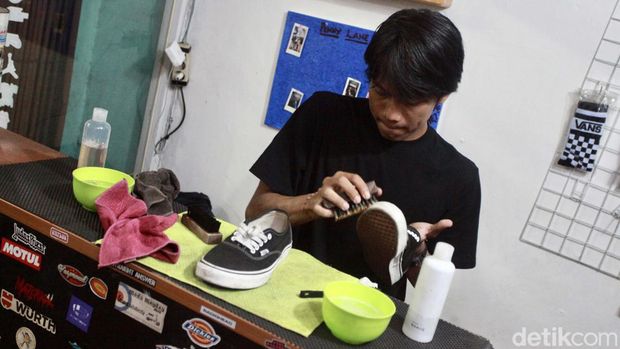 Sepatu basah karena kehujanan bisa menyebabkan bau kaki dan gatal-gatal. Begini cara membersihkan sepatu agar tidak bau dan berjamur.