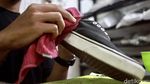 Geliat Jasa Cuci Sepatu di Musim Hujan, Solusi Tangkal Kaki Bau dan Jamuran