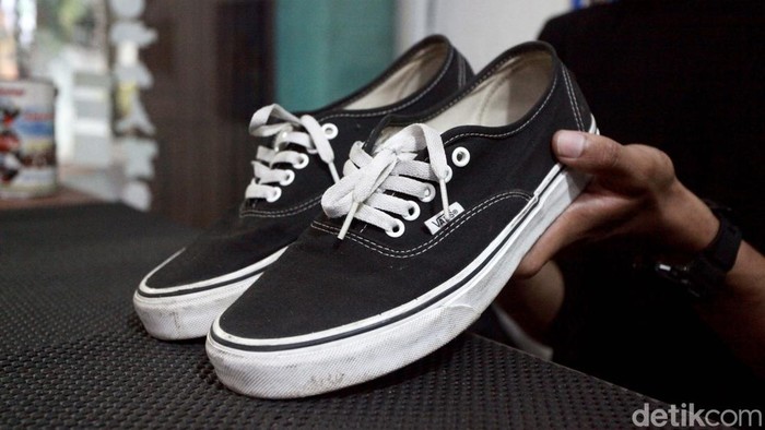 Sepatu basah karena kehujanan bisa menyebabkan bau kaki dan gatal-gatal. Begini cara membersihkan sepatu agar tidak bau dan berjamur.