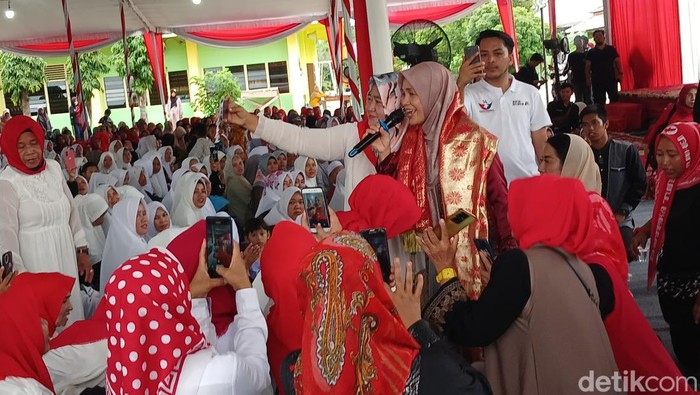 Istri Calon Presiden (Capres) Ganjar Pranowo, Siti Atikoh Supriyanti di Palembang.