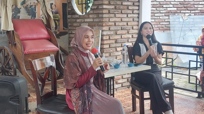 Istri capres nomor urut 3 Ganjar Pranowo, Siti Atikoh, saat bertemu milenial dan Gen Z di Palembang, Sumsel, Kamis (11/1/2024).