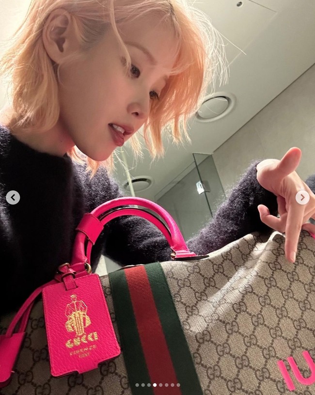 Sementara itu, IU terbang ke Milan untuk menghadiri Gucci Men’s Fall Winter 2024 Fashion Show pada Jumat (12/1/2024) waktu setempat. Penggemar dapat menantikan comeback-nya pada awal tahun 2024 dengan V BTS sebagai model video klipnya. Foto: Instagram