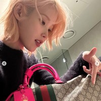 Sementara itu, IU terbang ke Milan untuk menghadiri Gucci Men’s Fall Winter 2024 Fashion Show pada Jumat (12/1/2024) waktu setempat. Penggemar dapat menantikan comeback-nya pada awal tahun 2024 dengan V BTS sebagai model video klipnya. Foto: Instagram