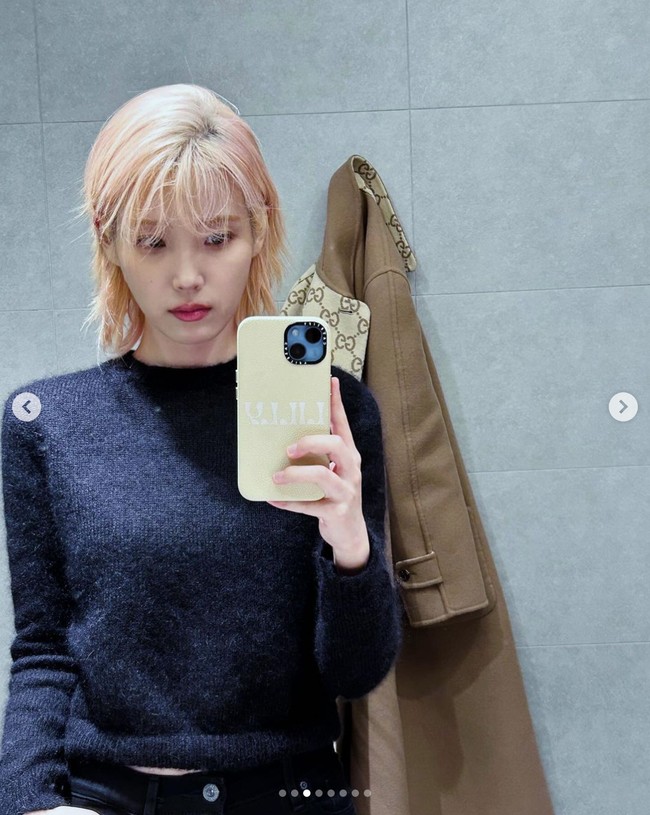 “Jd mirip sulli,” “Kirain Sulli huhuhu pertama kalinya rambut pirang yaa oeniii🔥🔥🔥” “Munduran dikit Mba IU! Cantikmu kelewatan! 😭” ujar sejumlah penggemar. Foto: Instagram