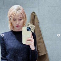 “Jd mirip sulli,” “Kirain Sulli huhuhu pertama kalinya rambut pirang yaa oeniii🔥🔥🔥” “Munduran dikit Mba IU! Cantikmu kelewatan! 😭” ujar sejumlah penggemar. Foto: Instagram