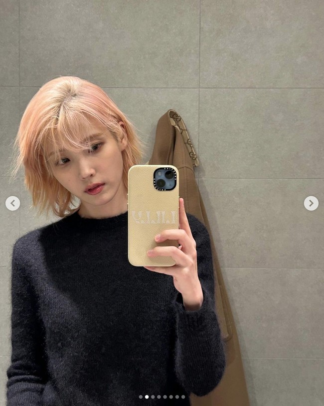 Setelah tiba di Milan, IU langsung memamerkan penampilan barunya lewat unggahan Instagram. Beberapa penggemar menyebut rambut pink membuat IU mirip dengan mendiang sahabatnya, Sulli f(x). Foto: Instagram