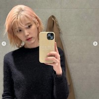 Setelah tiba di Milan, IU langsung memamerkan penampilan barunya lewat unggahan Instagram. Beberapa penggemar menyebut rambut pink membuat IU mirip dengan mendiang sahabatnya, Sulli f(x). Foto: Instagram