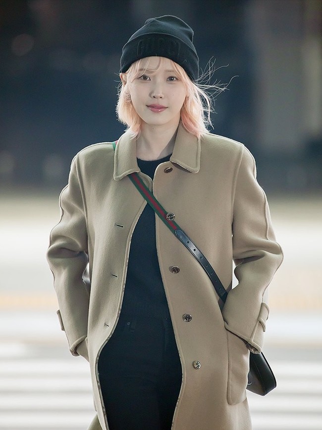 Saat ditanya soal warna rambutnya, IU menjawab, “(Comeback-ku) sebentar lagi!” Netizen Korea pun semakin tak sabar menantikan perilisan album terbaru IU. Foto: Instagram